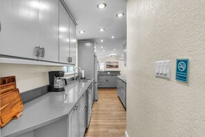 Fridge, microwave, oven, stovetop - 🐬Single Family Home☀Private Pool🐶Dogs Welcome🌞Sunset Dreams (St. Pete Beach)