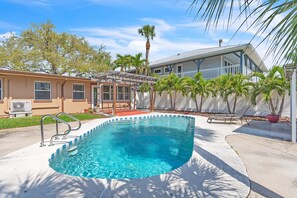 Pool - 🐬Single Family Home☀Private Pool🐶Dogs Welcome🌞Sunset Dreams (St. Pete Beach)