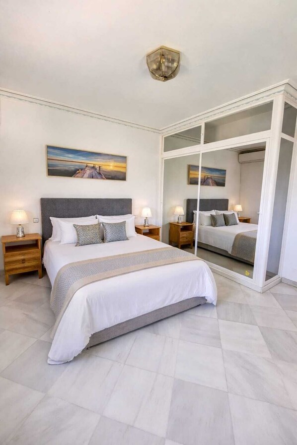 5 chambres, fer et planche à repasser, Wi-Fi, draps fournis