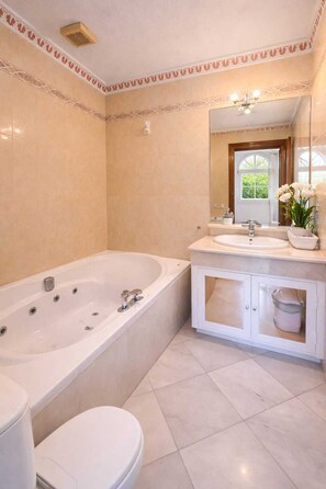 Shower, jetted bath, hair dryer, bidet - Villa MMH 5min to the beach (AN)