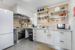 Geladeira, micro-ondas, fogão, cooktop