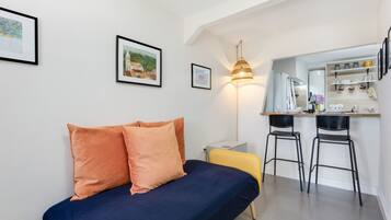 Iron/ironing board, WiFi, bed sheets