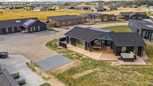 Een moderne woonwijk met huizen die platte daken en grote ramen hebben.