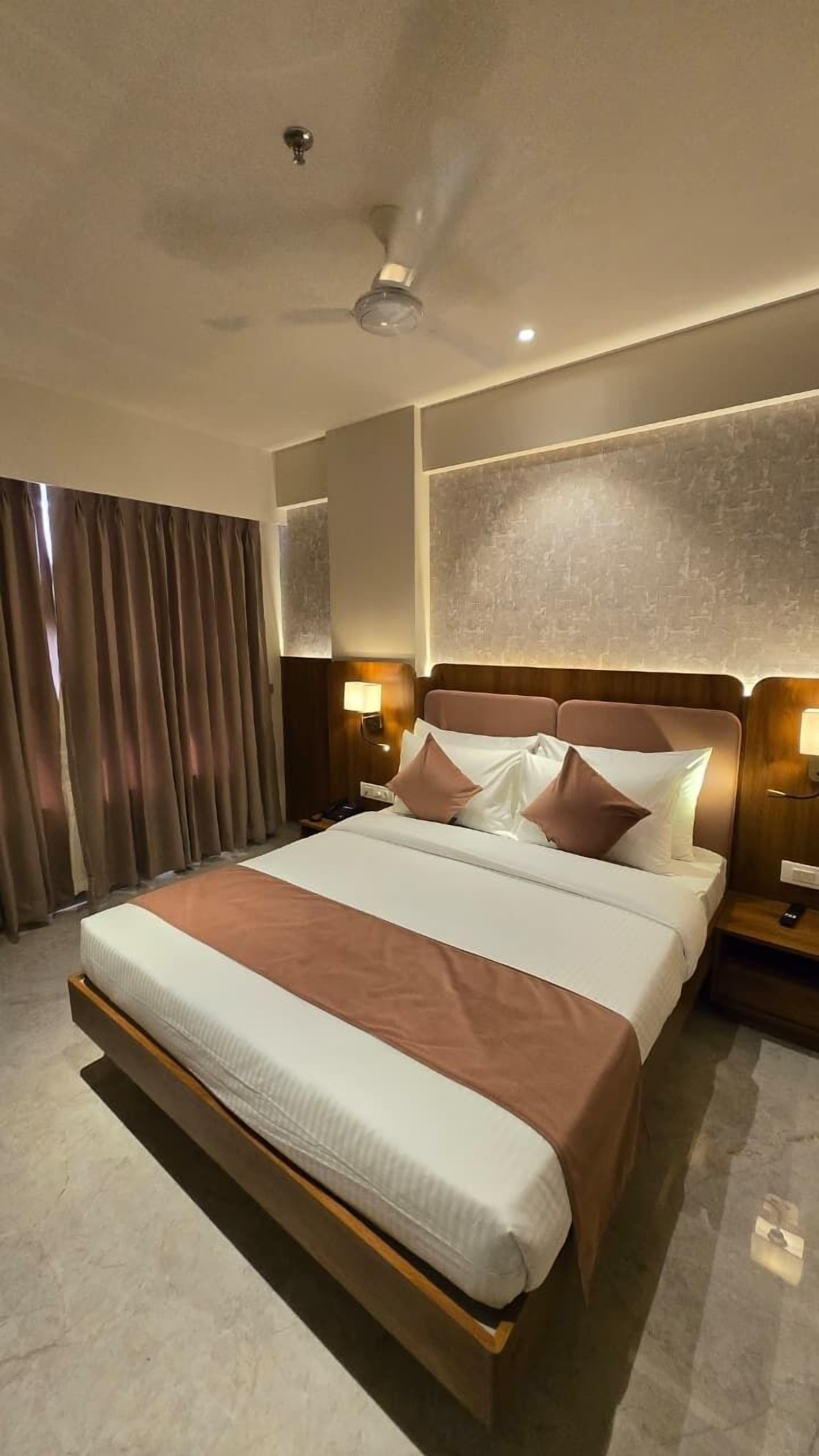 Deluxe Double Room | Desk, laptop workspace, free WiFi