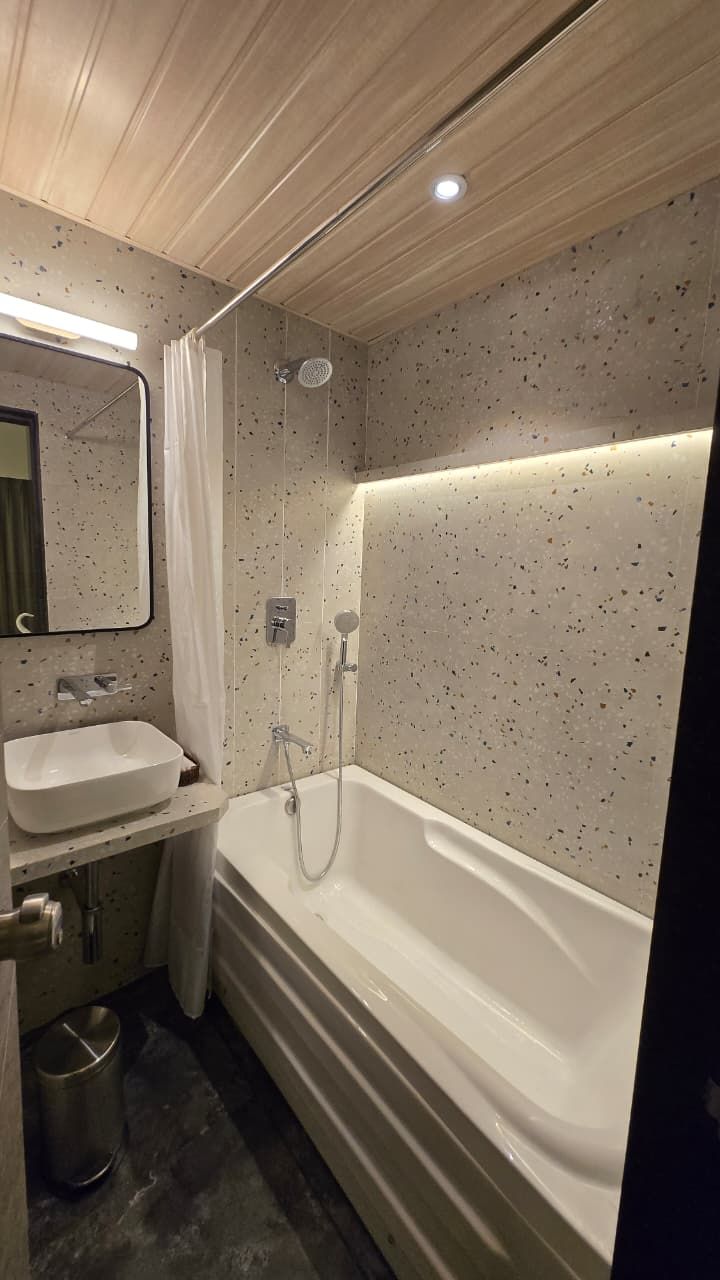 Une salle de bain moderne avec une baignoire sur pieds, un lavabo et une douche.