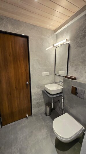 Deluxe Double Room | Bathroom | Towels, soap, shampoo, toilet paper - P K Unicorn Hotel & Banquet (Panvel)