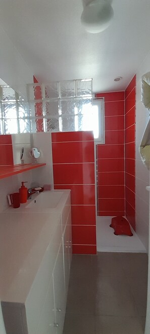 Shower, hair dryer - Carcans Maubuisson Vacation rental apartment 2 bedrooms 58m², 100m from the lake (Carcans)