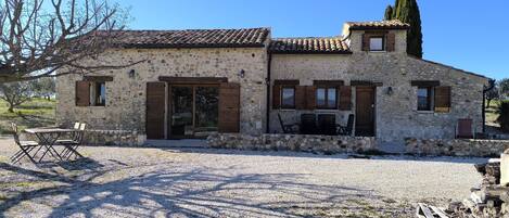 المنشأة من الخارج