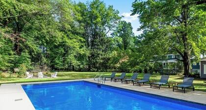 The Nordic cottage, huge modern pool, hot tub.