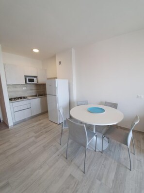 Apartamento, 2 quartos, terraço, vista para o oceano | Sala de jantar