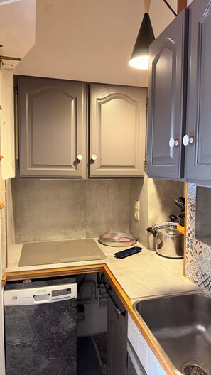 Wasserkocher mit Kaffee-/Teezubehör, Kühlschrank, Mikrowelle, Ofen