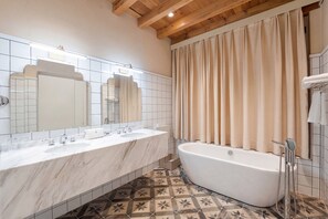 Chambre Élite double, vue sur le jardin | Salle de bain | Douche, douche cascade, articles de toilette (gratuits)