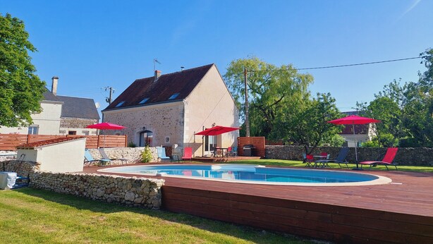 A house with a swimming pool, stone walls, and red umbrellas. - Le colibri - Country house with private pool (Chambourg-sur-Indre)