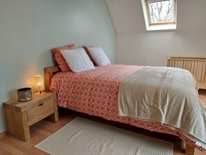 4 dormitorios, tabla de planchar con plancha, ropa de cama