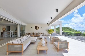 屋外ダイニングエリア