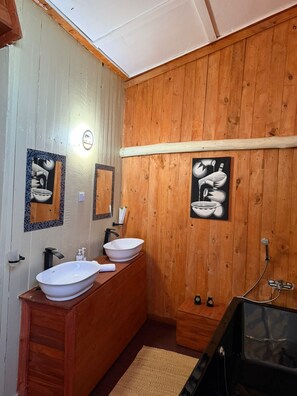 Chambre Double Classique, balcon, vue vallée | Salle de bain | Baignoire et douche séparées, articles de toilette gratuits