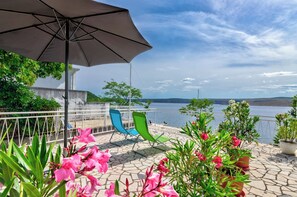 Terrace/patio - Apartment with sea view & balcony - right by the sea (Jadranovo)