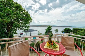 Outdoor dining - Apartment with sea view & balcony - right by the sea (Jadranovo)
