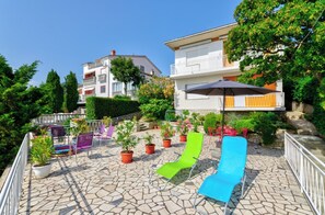 Terrace/patio - Apartment with sea view & balcony - right by the sea (Jadranovo)