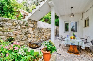 Outdoor dining - Vrbo Property (Jadranovo)