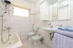 Shower, bidet, towels, soap - Apartment with sea view & balcony - right by the sea (Jadranovo)