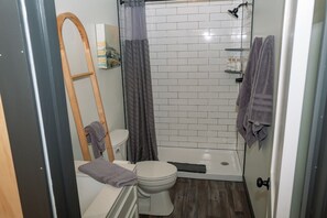 Douche, séchoir à cheveux, serviettes fournies