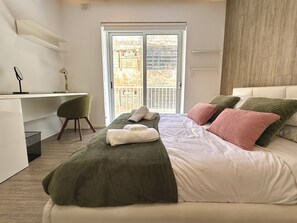 2 bedrooms, desk, iron/ironing board, free WiFi - Eight Point Living SL12 - Sliema (Sliema)