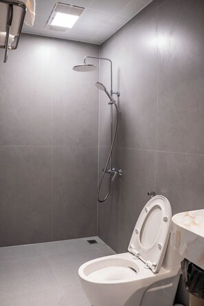 Douche, sĂšche-cheveux, bidet, serviettes fournies