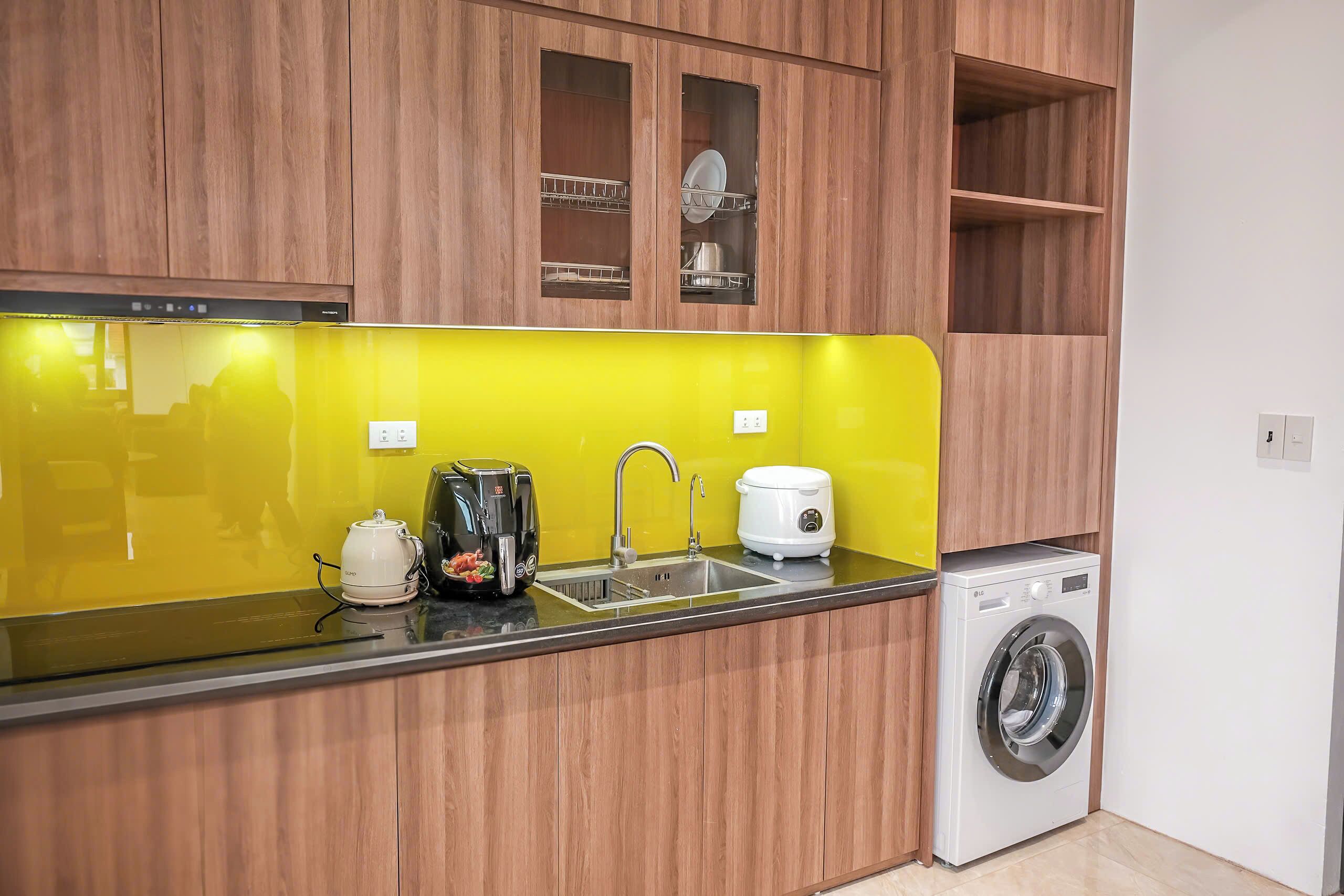 Refrigerador, tetera/pava eléctrica, utensilios de cocina, especias
