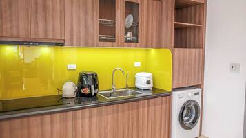 Refrigerador, tetera/pava eléctrica, utensilios de cocina, especias