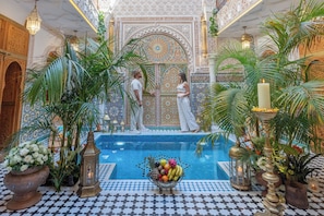 2 outdoor pools