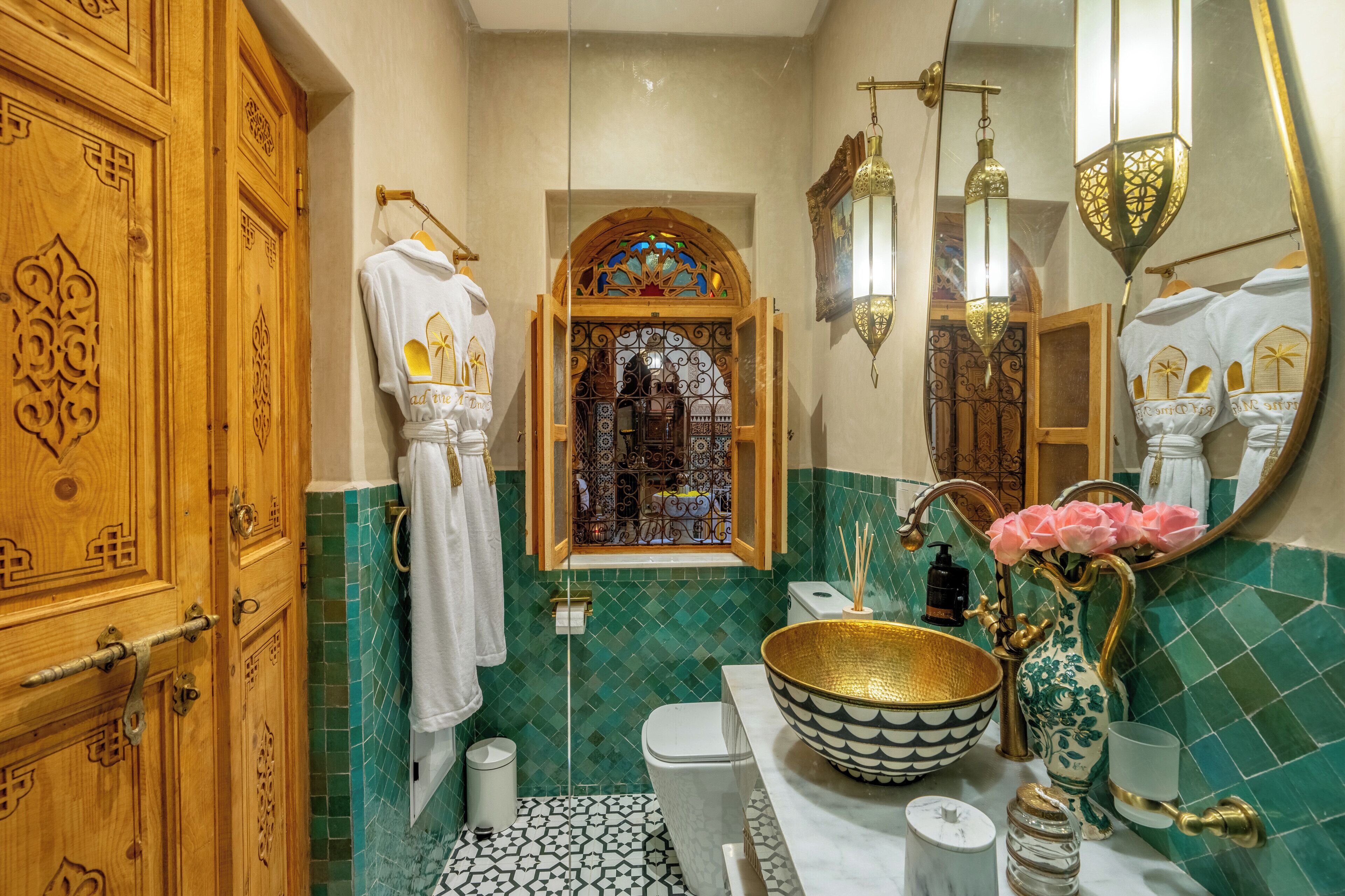 Suite Luxe | Salle de bain | Sèche-cheveux, serviettes fournies, savon, papier toilette
