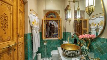 Suite Luxe | Salle de bain | SĂšche-cheveux, serviettes fournies, savon, papier toilette