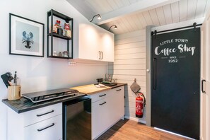 Kjøleskap, ovn, kokeplater og kaffetrakter/tekoker