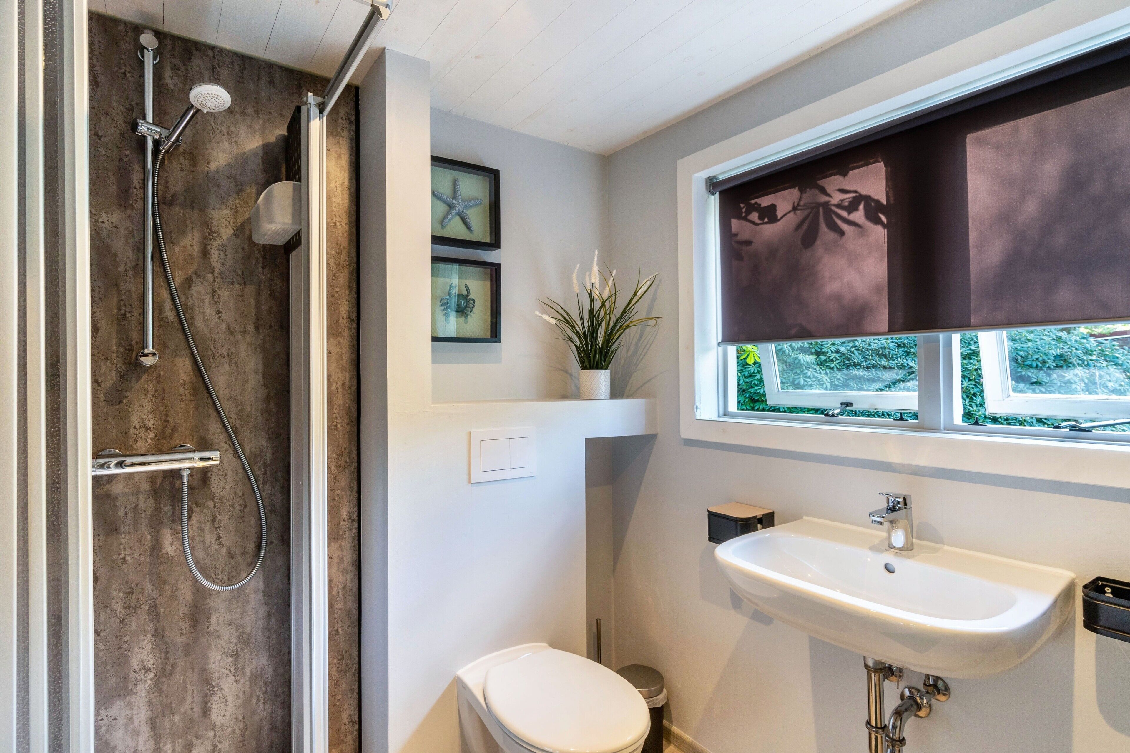 Een douche, een haardroger, handdoeken