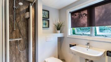 Een douche, een haardroger, handdoeken