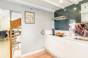 Fridge, microwave, oven, stovetop - Holiday Home for 5 People (105 m²) in Südbrookmerland (Südbrookmerland)