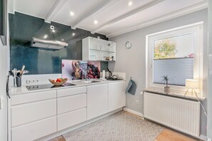 Fridge, microwave, oven, stovetop - Holiday Home for 5 People (105 m²) in Südbrookmerland (Südbrookmerland)
