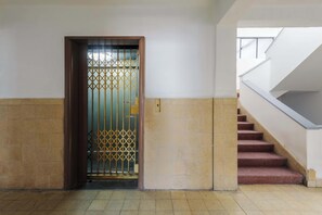 Interior - Edificio Aurora: Views & Vintage Charm (Centro)