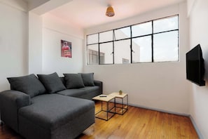 TV - Edificio Aurora: Views & Vintage Charm (Centro)