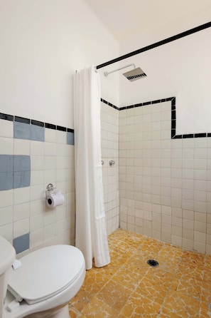 Shower, towels, shampoo - Edificio Aurora: Views & Vintage Charm (Centro)