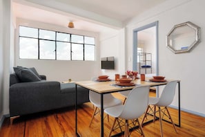 Dining - Edificio Aurora: Views & Vintage Charm (Centro)