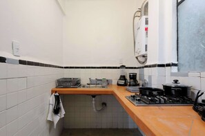 Fridge, microwave, stovetop, coffee/tea maker - Edificio Aurora – Historic Stay in Centro (Centro)