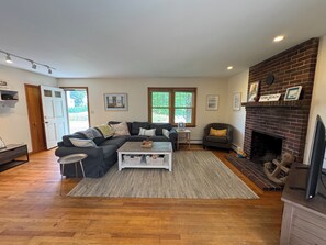 Living area - Iris Cottage-Walk to Short Sands (York)