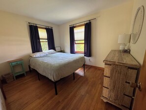 Room - Iris Ave-York Cottage (York)