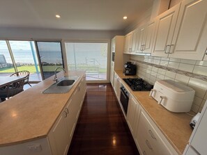 Microwave, oven, toaster, cookware/dishes/utensils - St Helen's-Absolute Beach Front, off peak special! (Sultana Point)
