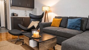 Una sala de estar moderna con sofá, sillón y mesa de centro.