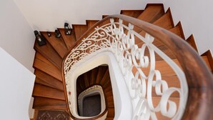 A wooden spiral staircase with a white railing and a patterned design. - Apartment 'Casa Torre Di Specchio with Pool' – Wi-Fi and Air Conditioning (Bari)
