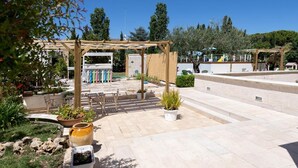 A covered outdoor area with a pergola, potted plants, and a stone pathway. - Apartment 'Casa Torre Di Specchio with Pool' – Wi-Fi and Air Conditioning (Bari)