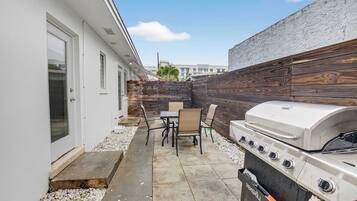 Maison, plusieurs lits, patio, vue jardin (Marina Row 4) | Restauration extérieure